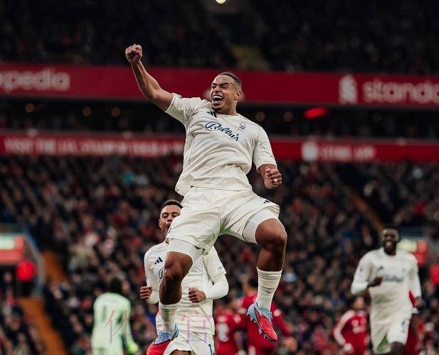 又一场3-0！英超54岁名帅力挽狂澜：7场4胜 带队双线狂奔