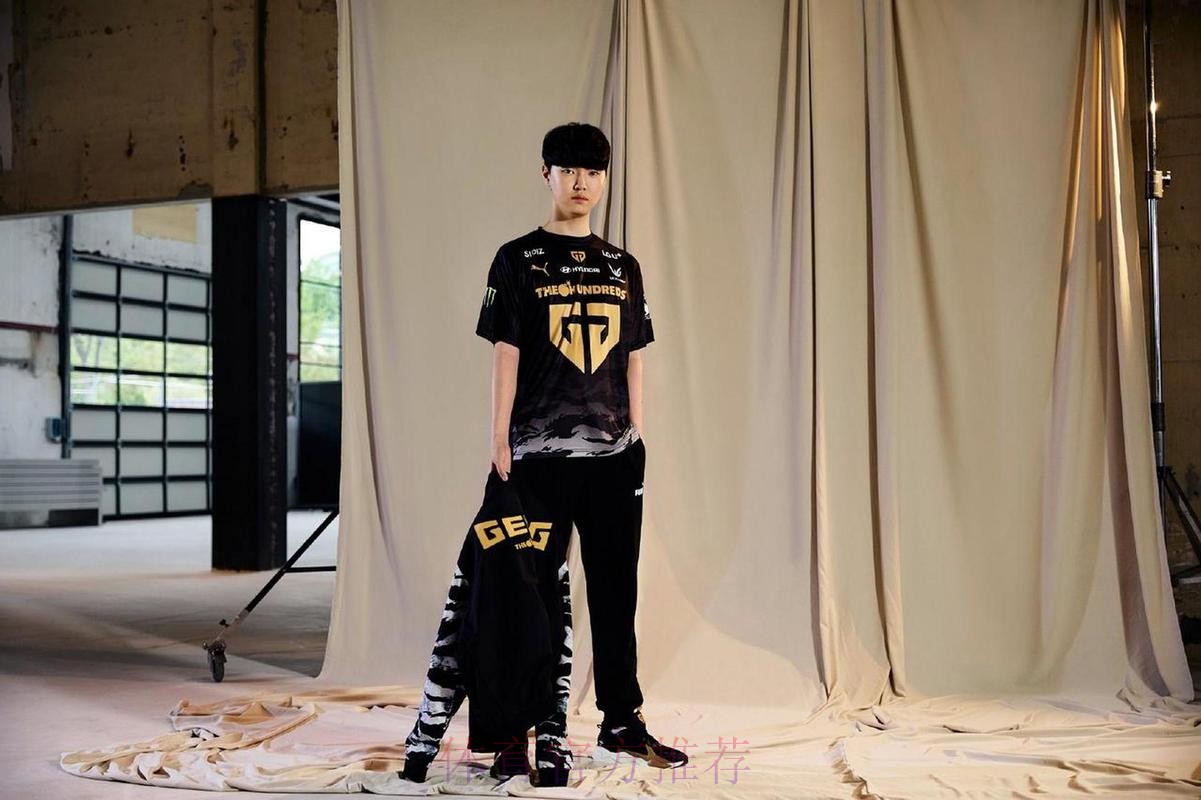 GEN官方公布新赛季队服：全新设计，黑金配色